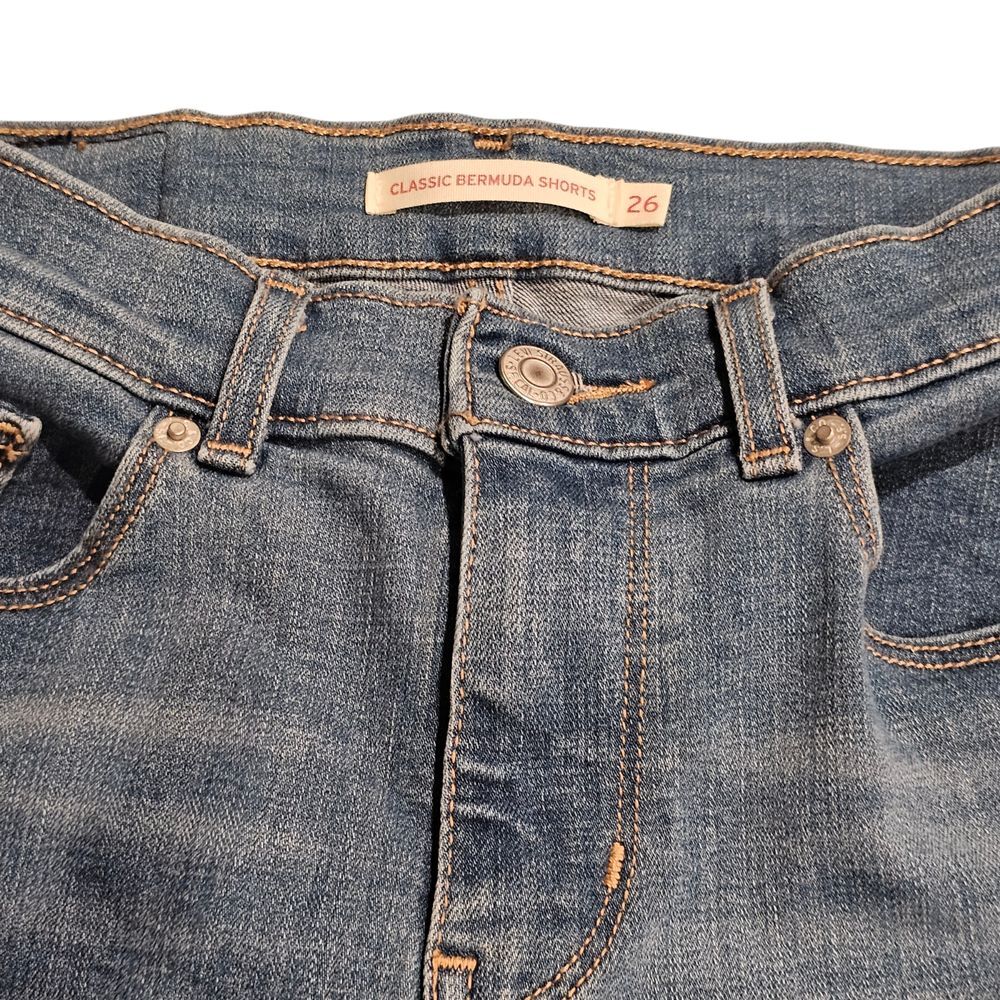 Levi's Women's Classic Bermuda‎ Shorts Cuffed Hem Denim Size 26 - Picture 2 of 14